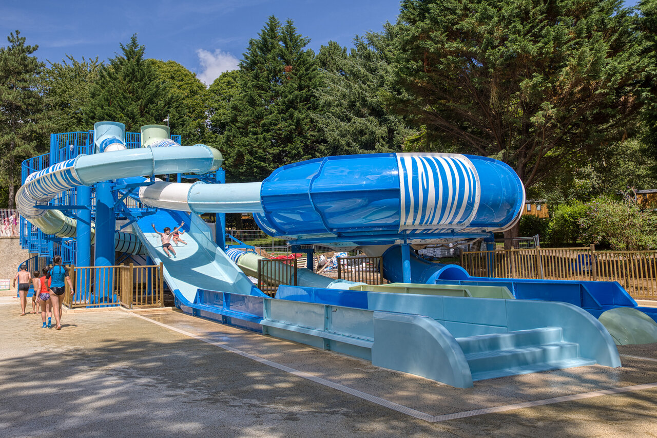 Toboganes acu�ticos y juegos de agua en el camping CLICOCHIC Lac de Miel en Beynat (19).