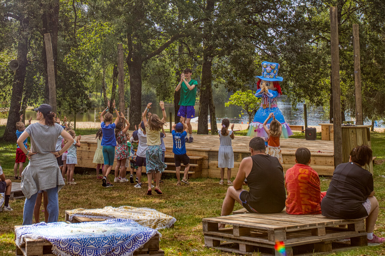 Animaci�n infantil con animador y mascota en el escenario del camping CLICOCHIC Lac de Miel en Beynat (19).