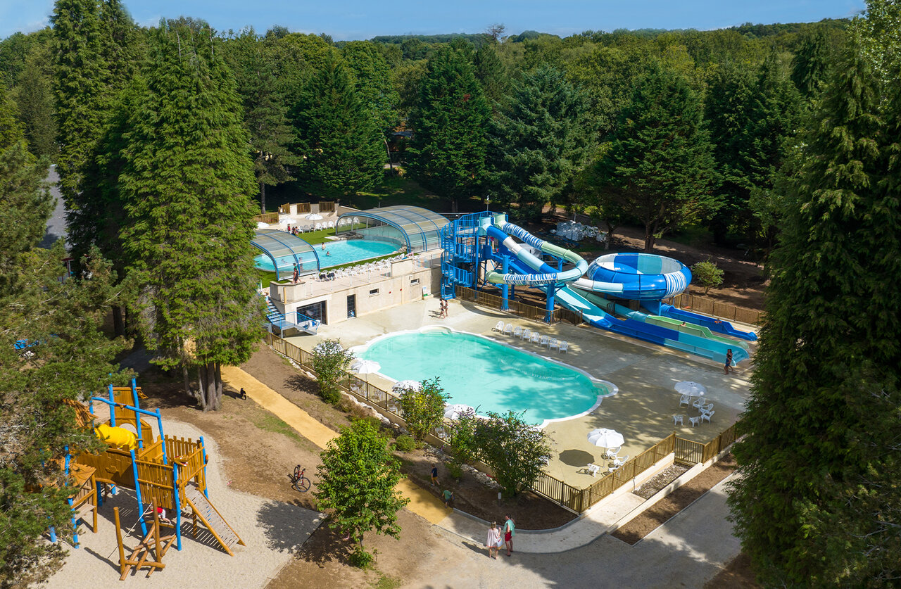 Piscina, toboganes, piscina cubierta y parque infantil en el camping CLICOCHIC Lac de Miel.