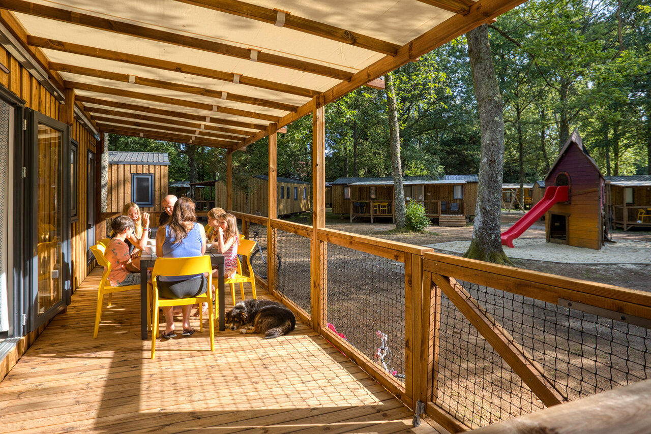 Terraza mobil-home, juegos infantiles en el camping CLICOCHIC Lac de Miel en Beynat (19).
