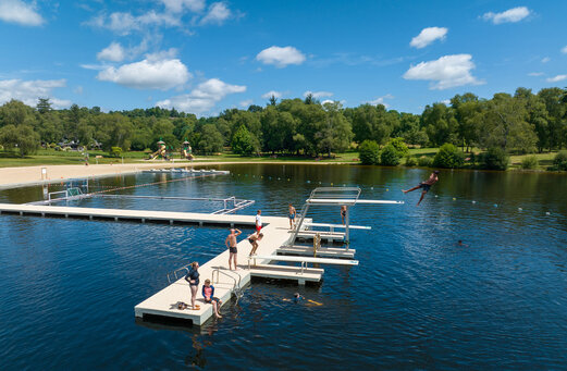 Trampolín, baño y lago en el camping CLICOCHIC Lac de Miel en Beynat (19).