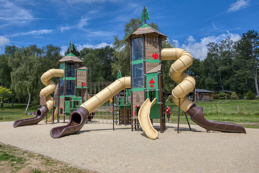 Zona de juegos con toboganes y estructuras l�dicas en el camping CLICOCHIC Lac de Miel en Beynat (19).