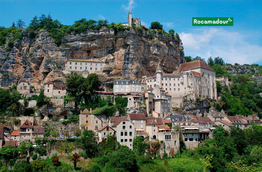 Pueblo medieval de Rocamadour colgado del acantilado, en Occitania.