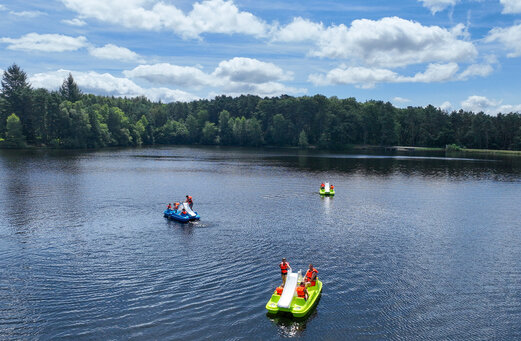 Patines con toboganes en el lago, en el camping CLICOCHIC Lac de Miel.