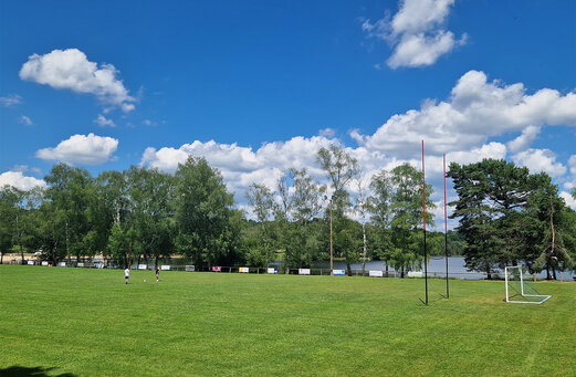 Campo de fútbol de césped con porterías en camping CLICOCHIC Lac de Miel.