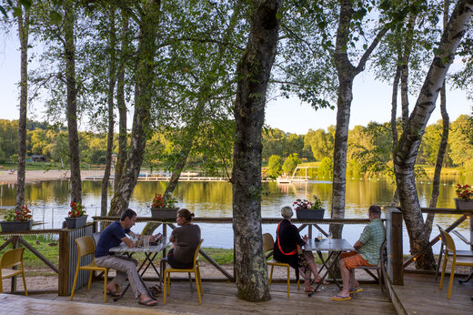 Restaurante lago en el camping CLICOCHIC Lac de Miel en Beynat (19).