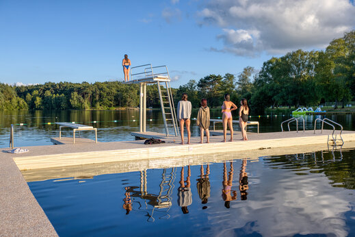 Trampolín y pontón en el lago, camping CLICOCHIC Lac de Miel en Beynat (19).