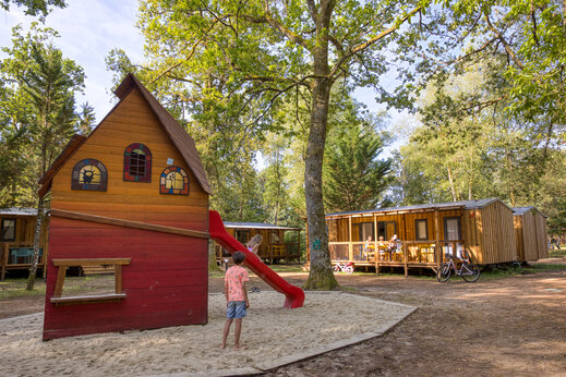 Juegos infantiles y Mobil-homes, camping CLICOCHIC Lac de Miel, Beynat (19).