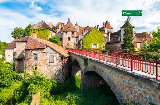 Pueblo medieval de Carennac con casas de piedra y puente antiguo.