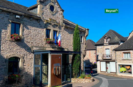 Ayuntamiento de Beynat, edificio de piedra con banderas francesas, Corrèze.