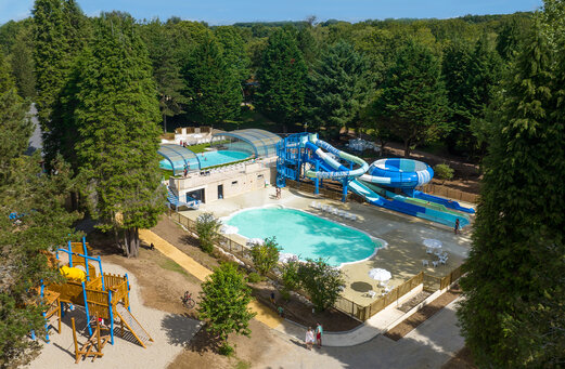 Piscinas y toboganes en el camping CLICOCHIC Lac de Miel en Beynat (19).