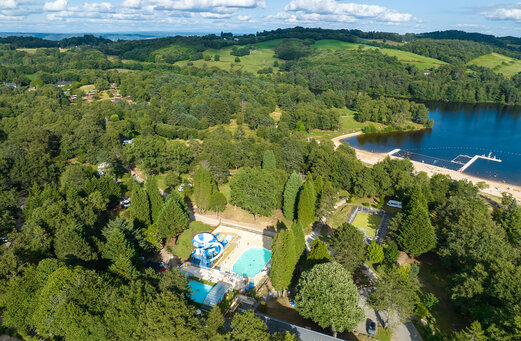 Vista aérea camping, piscina con toboganes, playa lago de Miel en Beynat (19).