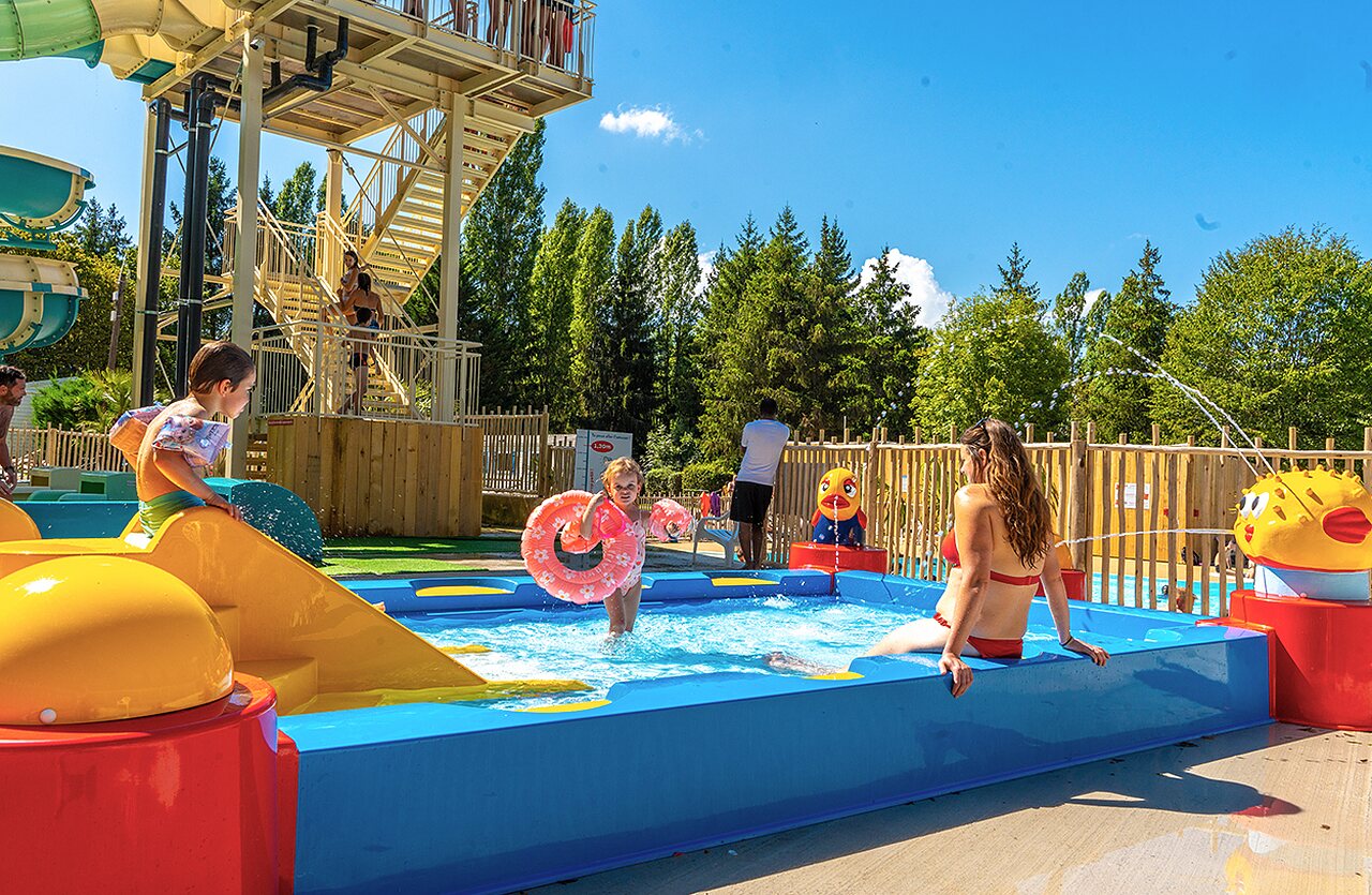 Piscina l�dica, tobog�n infantil en el camping VAGUES OCEANES Lac de Panthier en Vandenesse-en-Auxois (21).