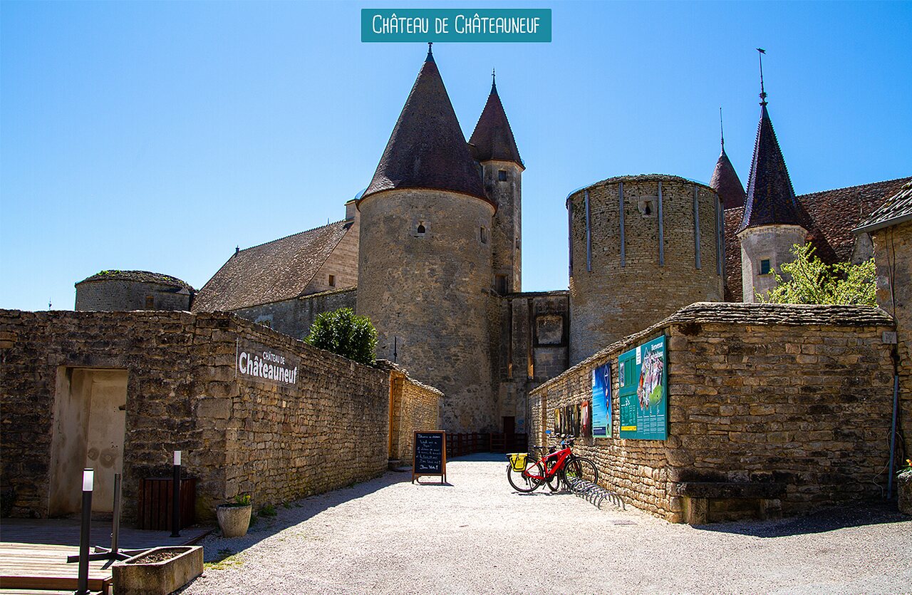 Castillo medieval de Ch�teauneuf-en-Auxois, un sitio hist�rico para visitar en Borgo�a.