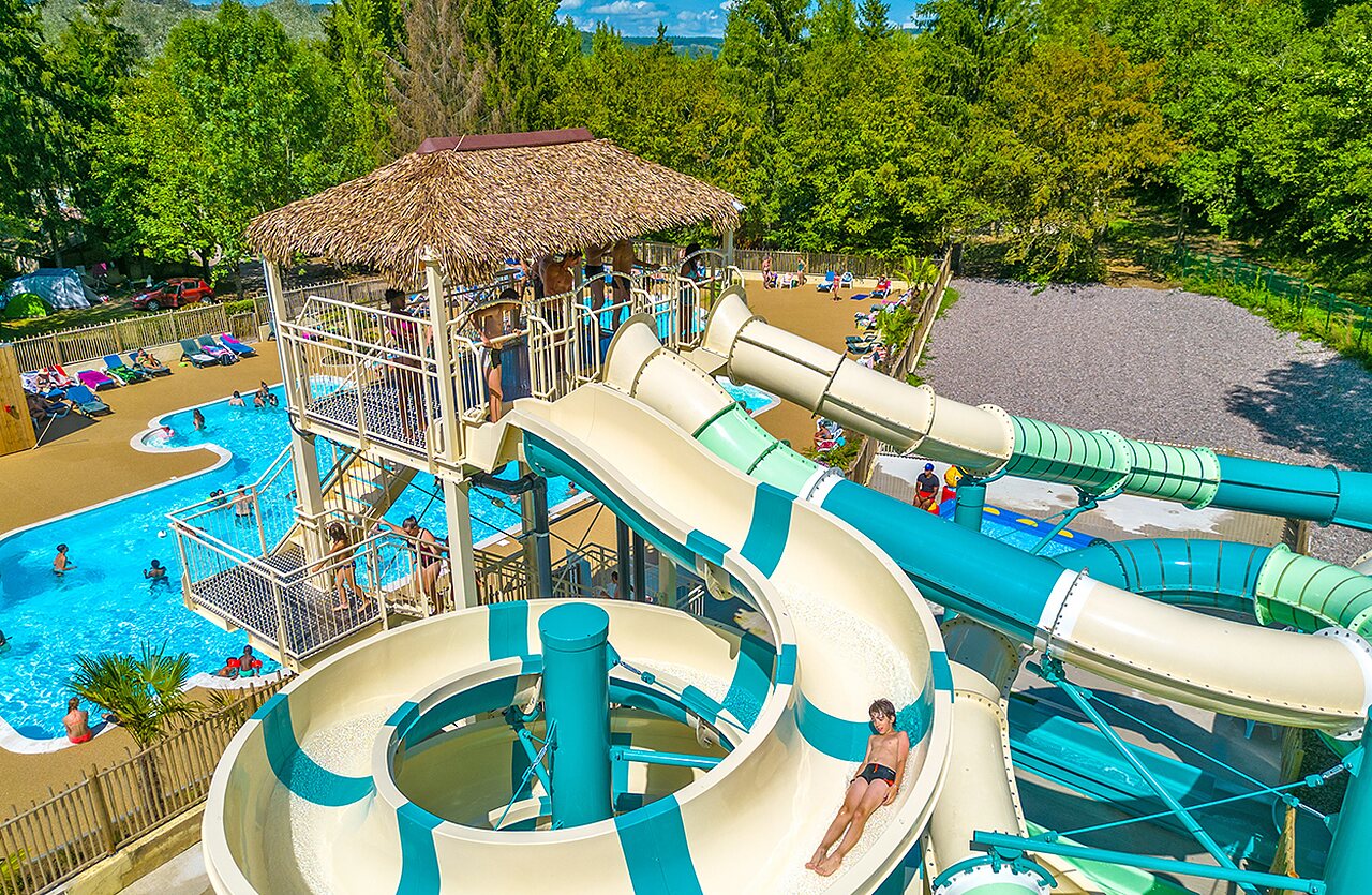 Toboganes acu�ticos y piscina exterior animada en el camping VAGUES OCEANES Lac de Panthier.