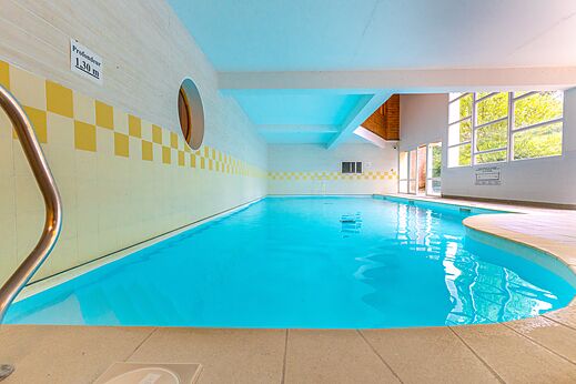 Piscina interior climatizada en el camping VAGUES OCEANES Lac de Panthier en Vandenesse-en-Auxois (21).