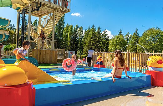 Juegos acu�ticos infantiles en el camping VAGUES OCEANES Lac de Panthier en Vandenesse-en-Auxois.