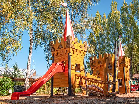 Parque infantil castillo, tobog�n rojo en el camping VAGUES OCEANES Lac de Panthier.