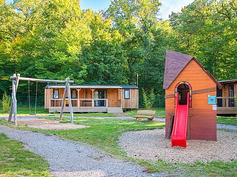 Tobog�n, columpios y Mobil-home en el camping VAGUES OCEANES Lac de Panthier.