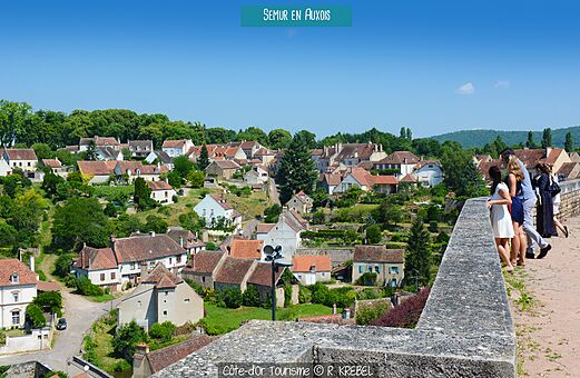 Pueblo medieval de Semur-en-Auxois en Borgo�a, para descubrir durante su estancia.
