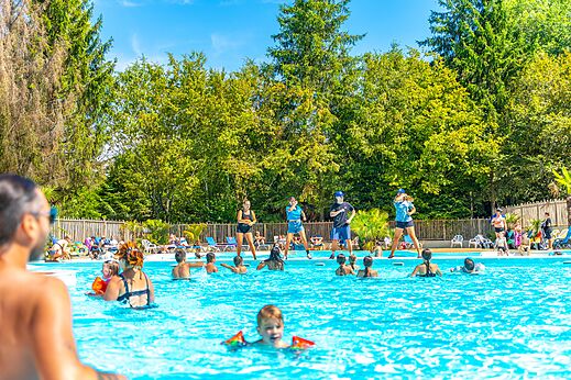 Piscina exterior con animaci�n de aquagym en el camping VAGUES OCEANES Lac de Panthier.