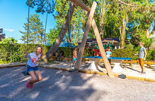 Zona de juegos con columpio y ni�os en el camping VAGUES OCEANES Lac de Panthier en Vandenesse-en-Auxois (21).