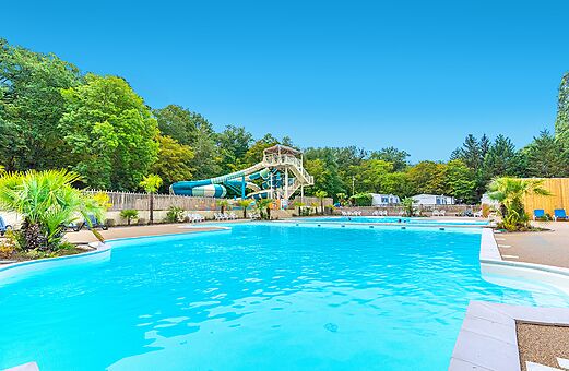 Piscina exterior y toboganes gigantes en camping VAGUES OCEANES Lac de Panthier.
