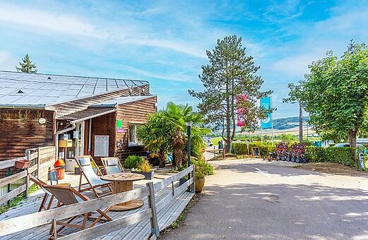 Edificio de recepci�n, terraza y bicicletas en el camping VAGUES OCEANES Lac de Panthier en Vandenesse-en-Auxois (21)