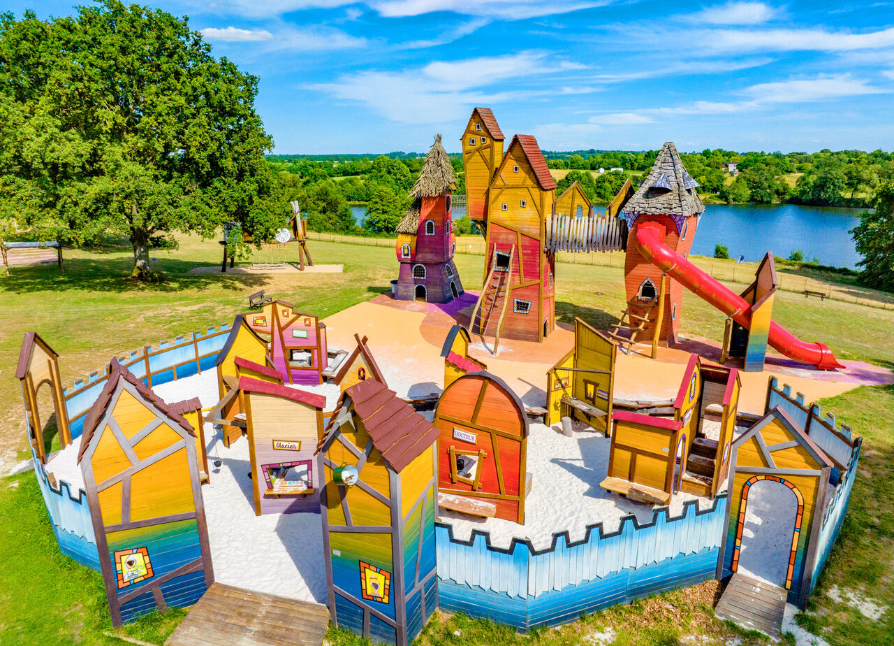 Colorido parque infantil, tobog�n gigante en CAPFUN Lac de Ribou, Cholet (49).