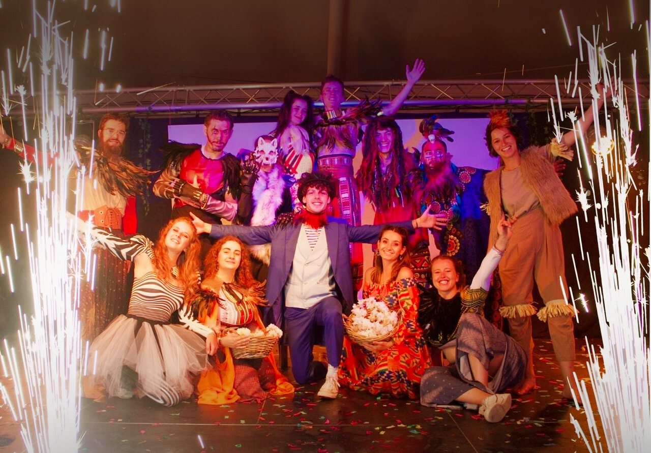 Artistas disfrazados en el camping CAPFUN Lac de Ribou en Cholet (49).