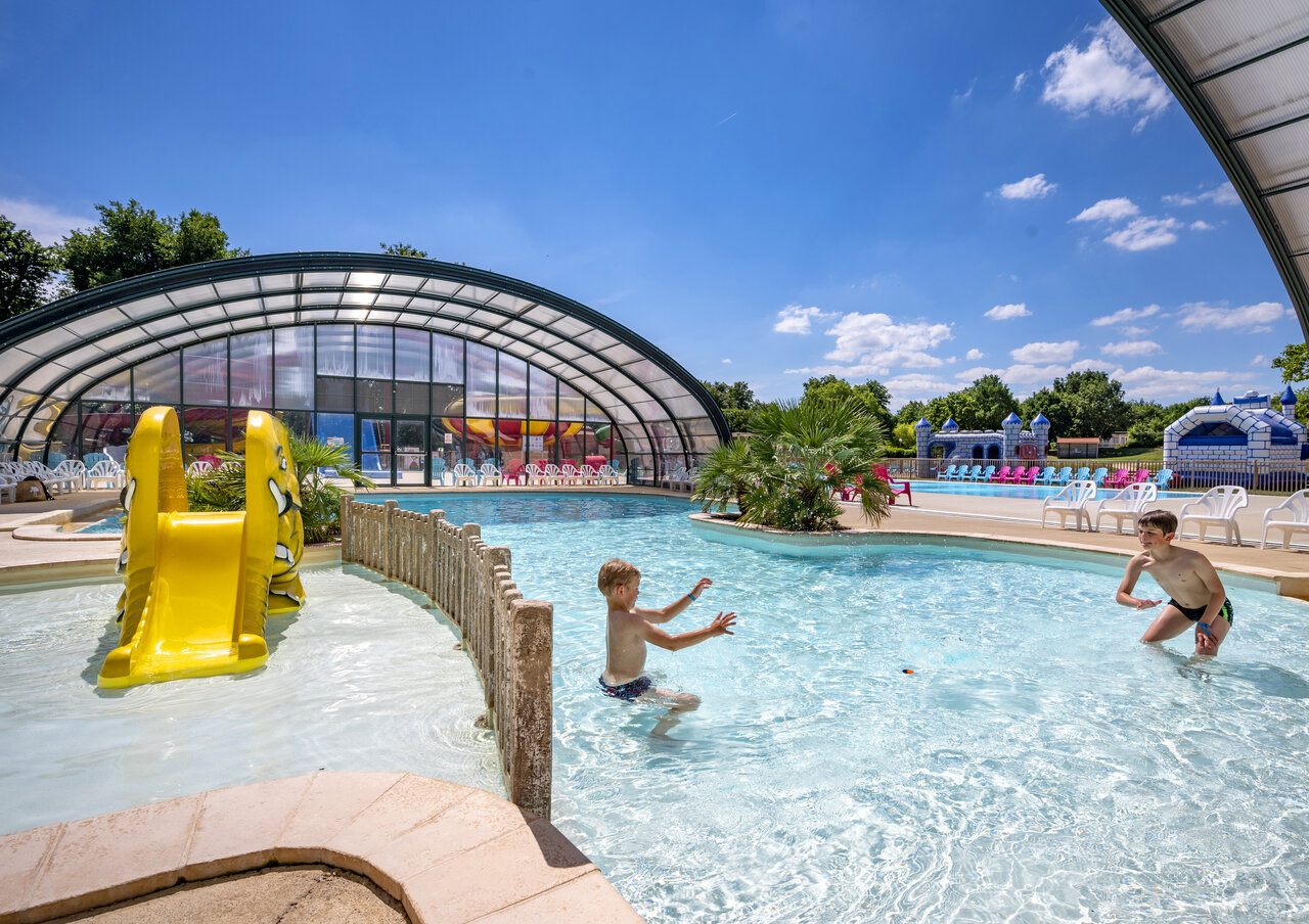 Piscina, tobog�n acu�tico en el camping CAPFUN Lac de Ribou en Cholet (49).