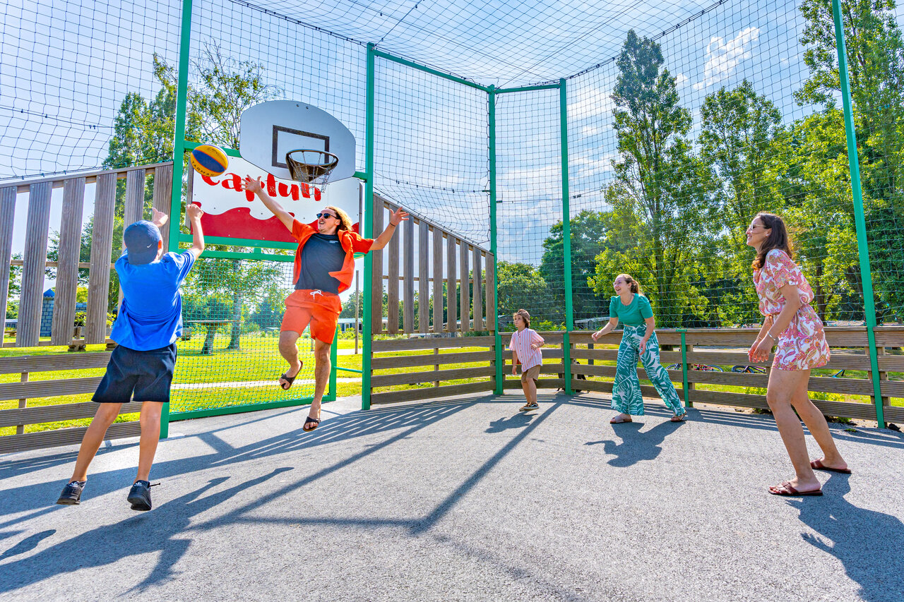 Cancha de baloncesto exterior con familia CAPFUN Lac de Ribou en Cholet.