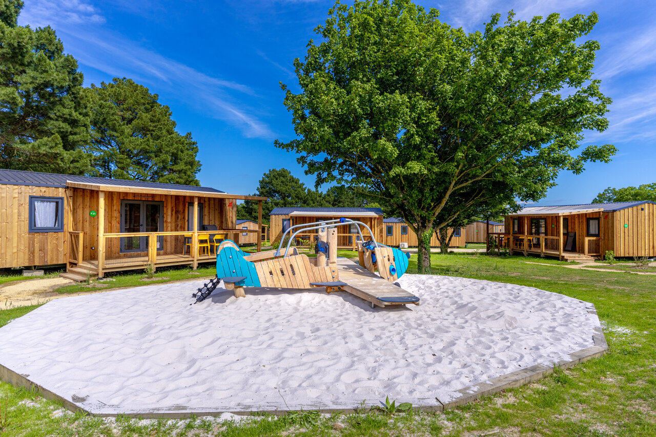 Parque infantil avi�n de madera, mobil-homes modernos en el camping CAPFUN Lac de Ribou en Cholet (49).