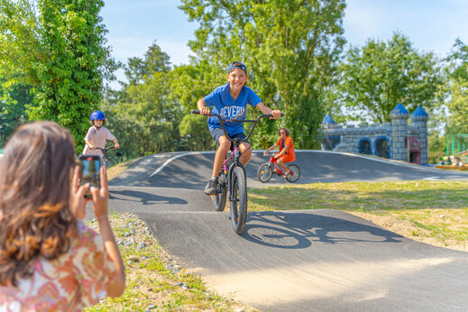 Niños en bicicleta en pista de pumptrack en camping CAPFUN Lac de Ribou en Cholet (49).