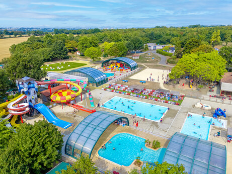 Piscinas y toboganes acuáticos gigantes en camping CAPFUN Lac de Ribou en Cholet (49).