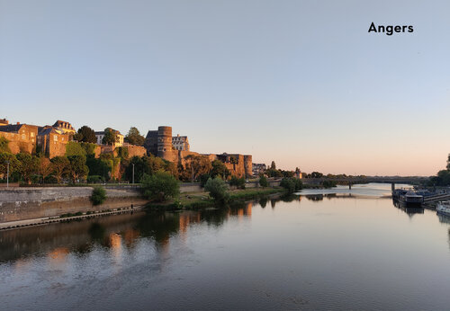 Castillo de Angers y río Maine, ciudad histórica en Maine-et-Loire.