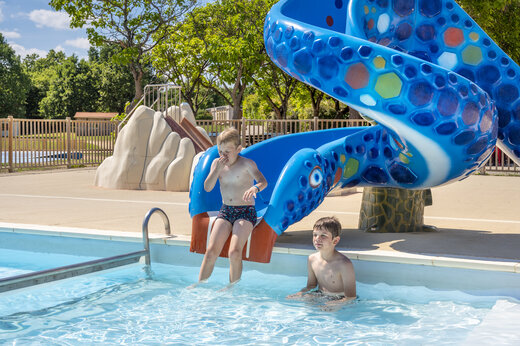 Tobogán acuático y piscina para niños en el camping CAPFUN Lac de Ribou (49).