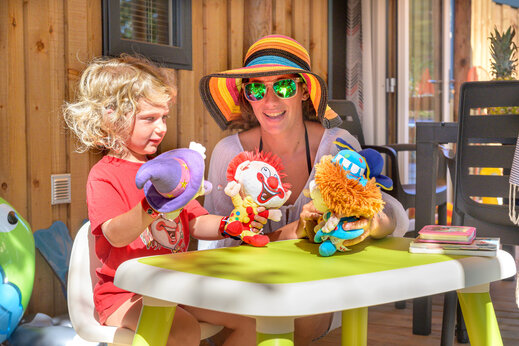 Familia juega marionetas en camping CAPFUN Lac de Ribou en Cholet (49).