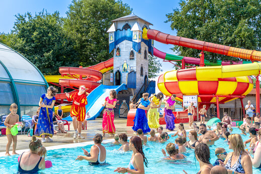 Animación acuática, bailarines y toboganes gigantes en el camping CAPFUN Lac de Ribou en Cholet (49).