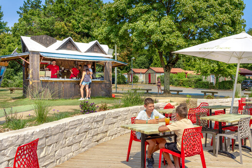 Bar, terraza, niños en el camping CAPFUN Lac de Ribou en Cholet.