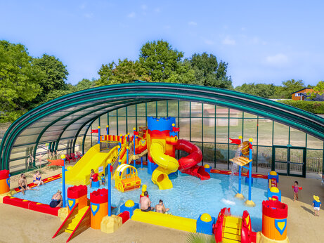 Piscina cubierta, toboganes y juegos en el camping CAPFUN Lac de Ribou en Cholet (49).