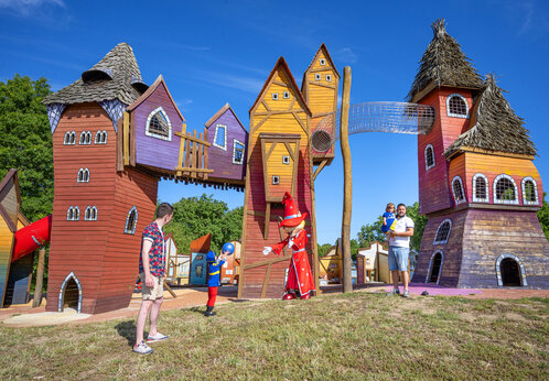Parque infantil gigante con toboganes en camping CAPFUN Lac de Ribou, Cholet (49).