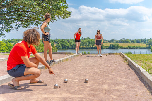 Petanca con amigos en el camping CAPFUN Lac de Ribou en Cholet (49).