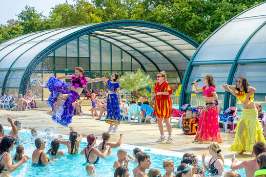 Animación acuática festiva en piscina exterior camping CAPFUN Lac de Ribou en Cholet (49).