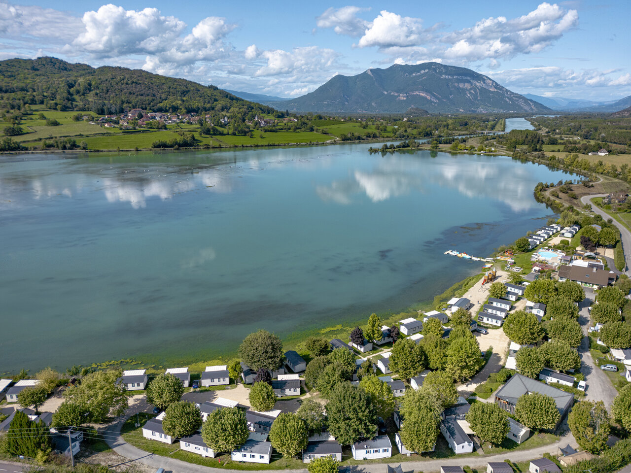 Casas m�viles en el camping CLICOCHIC Lac du Lit du Roi en Massignieu-de-Rives (01).