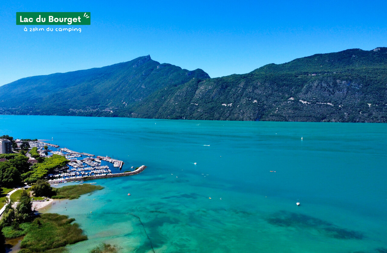 Lago Bourget, lago alpino con puerto deportivo y monta�as en Saboya.