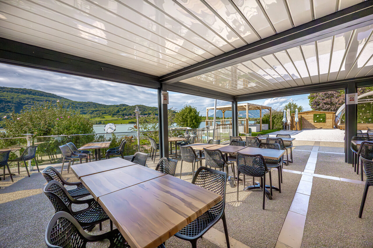 Terraza restaurante sombreada, vista lago, en CLICOCHIC Lac du Lit du Roi.