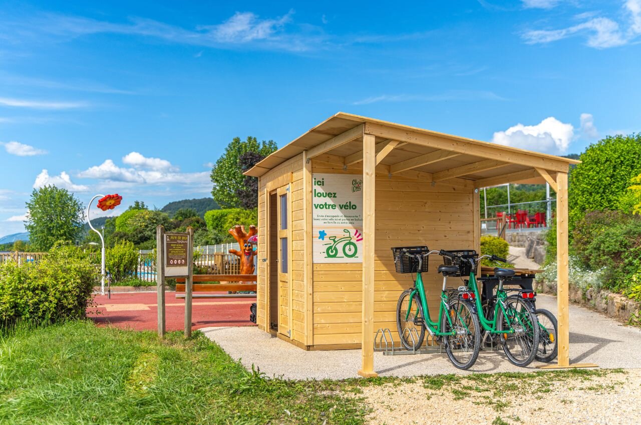 Alquiler de bicicletas y zona de juegos en camping CLICOCHIC Massignieu-de-Rives.