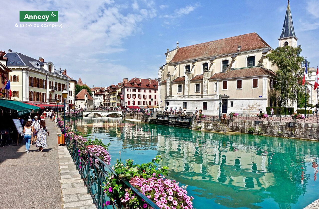 Canal florido y edificios hist�ricos en Annecy, la Venecia de los Alpes.