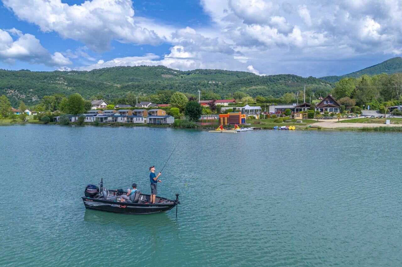 Pesca en barco en el lago, alojamientos del camping CLICOCHIC Lac du Lit du Roi.